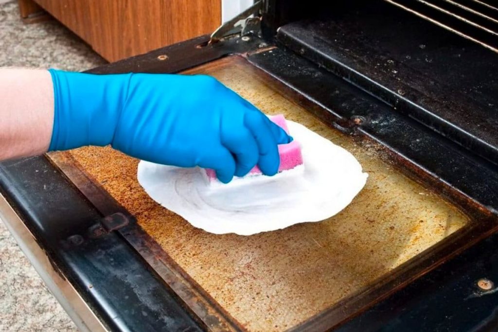 How to properly clean an oven